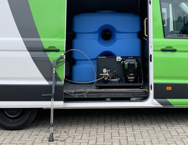 Nettoyeur haute pression à eau froide alimenté par batterie dans une camionnette
